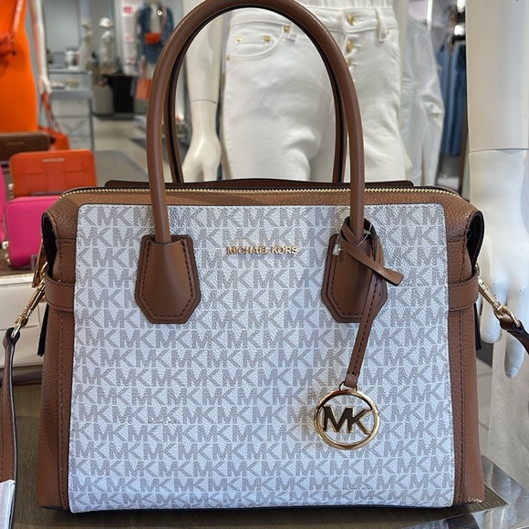 MICHAEL KORS
Mercer Medium Logo and Leather Belted Satchel Crossbody
Vanilla
NWT - Picture 2 of 16